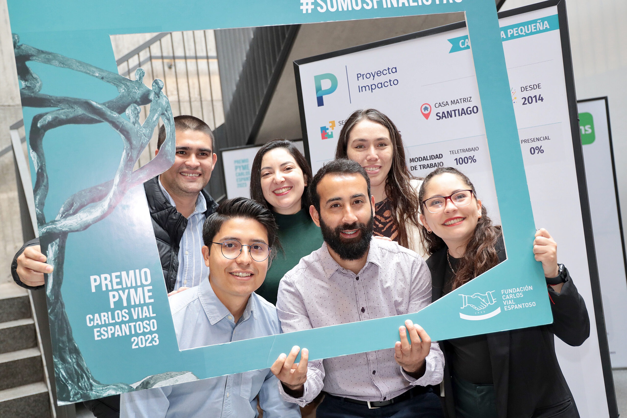 Equipo de Proyecta Impacto posando para una foto del evento de Carlos Vial Espantoso