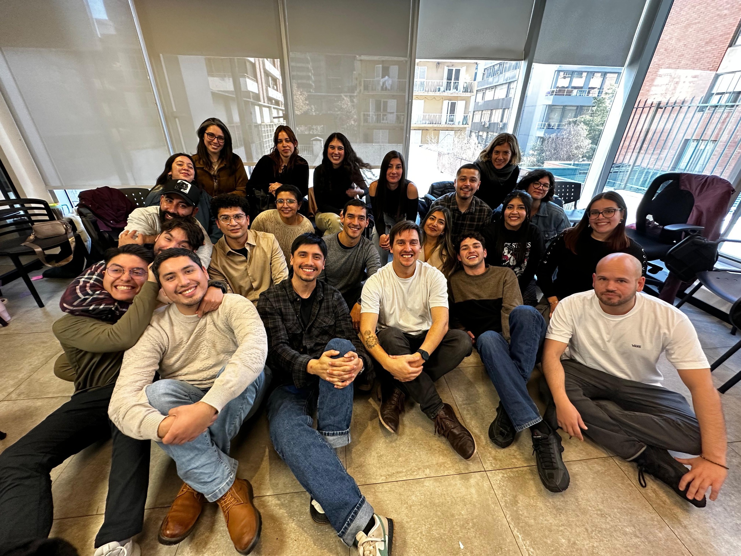 Equipo de Proyecta Impacto en la oficina. Parte de ellos desarrolló el Reporte de Sostenibilidad 2024 de Proyecta Impacto