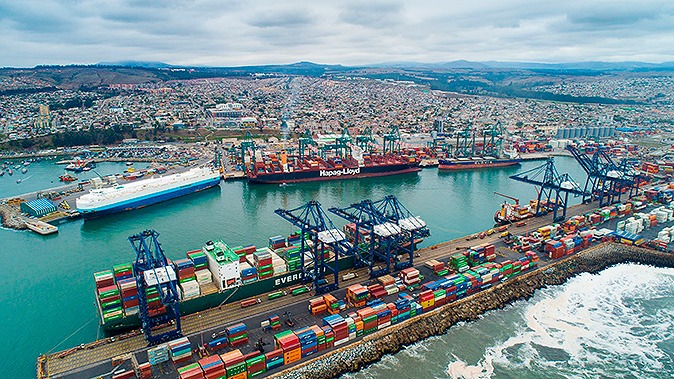 Fotografía del Puerto de San Antonio, uno de los puertos marítimos del país