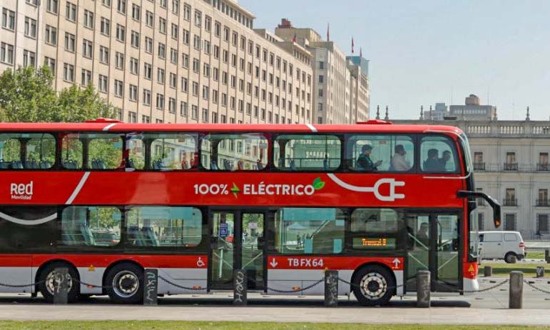 Foto de bus eléctrico en Santiago de Chile, representando ciudades sostenibles