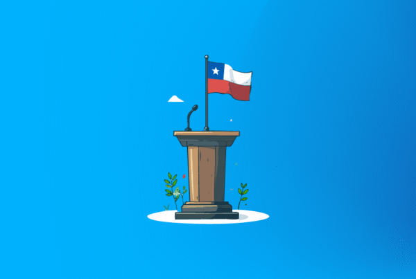 Podio con micrófono y bandera de Chile ondeando sobre fondo azul por las presidenciales en chile 2025