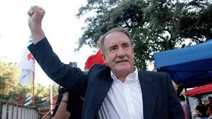 Eduardo Artes, levantando su puño izquierdo.