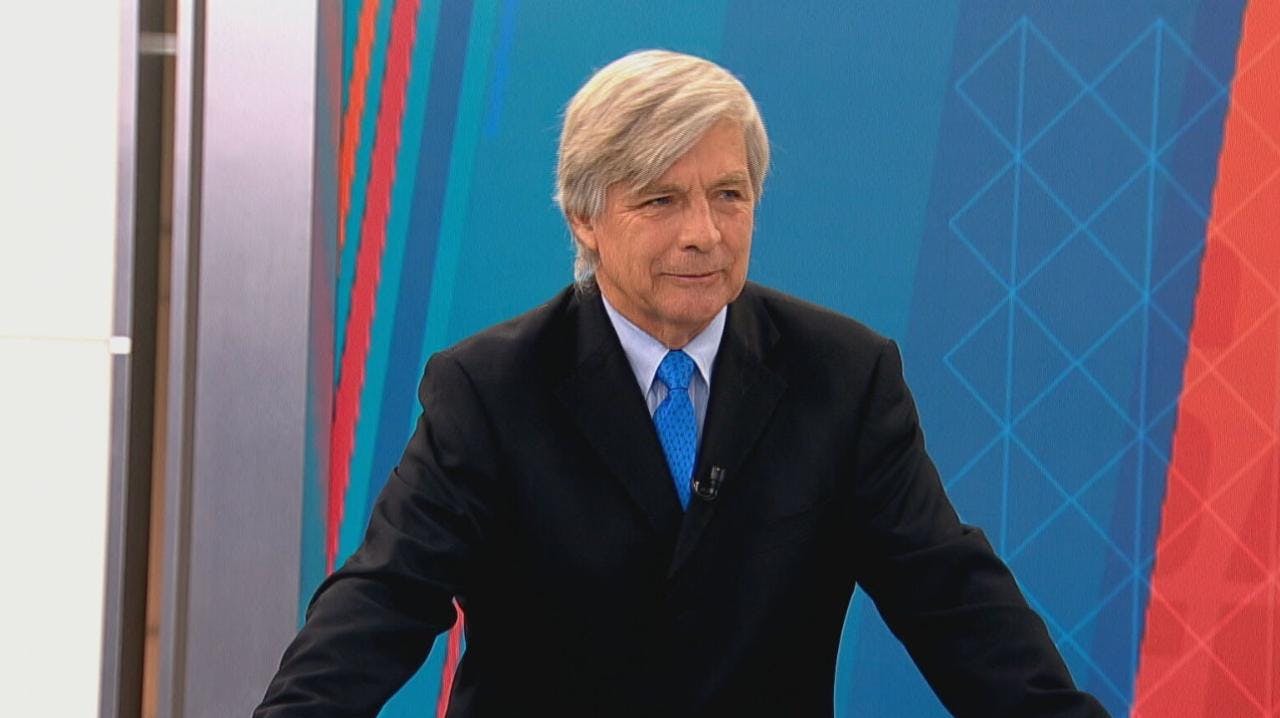 Harold candidato de las presidenciales en chile 2025, en una entrevista. Fondo azul y naranjo.