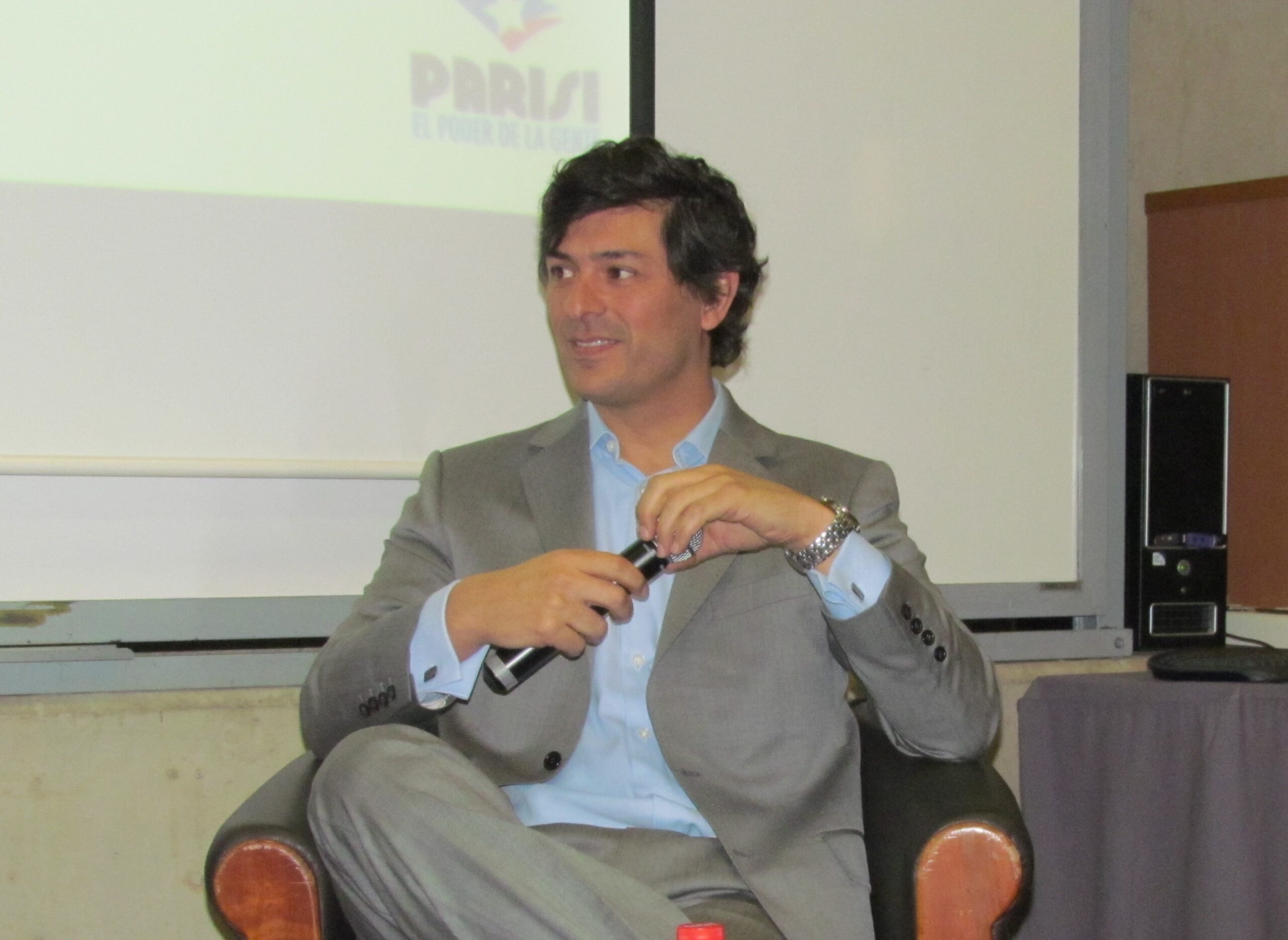 Franco Parisi, candidato de las presidenciales en chile 2025 en una entrevista. Sala de clases, fondo blanco.