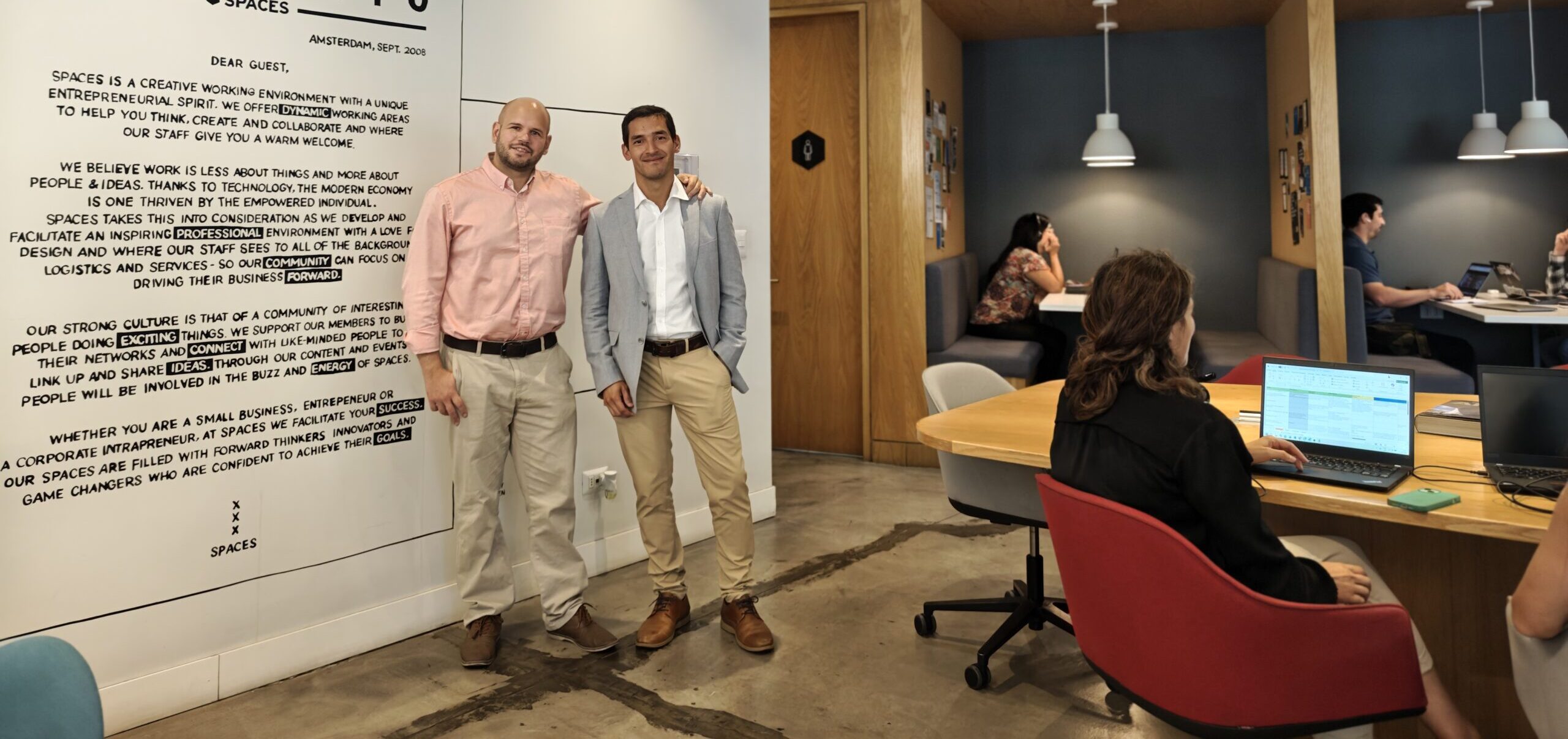 Foto de parte del equipo en las nuevas oficinas