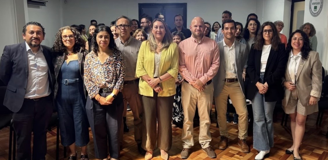 Foto de personas de Prodemu y Proyecta Impacto reunidas en la ceremonia